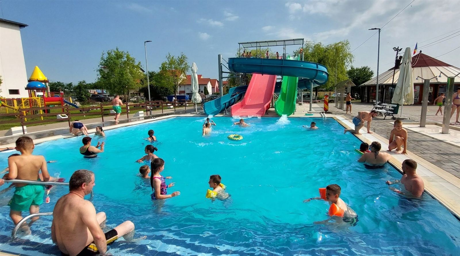 Tășnad termálstrand — élménymedence vízi csúszdákkal