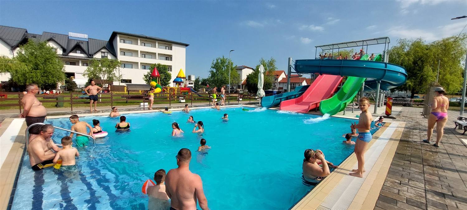 Élménymedence csúszdával